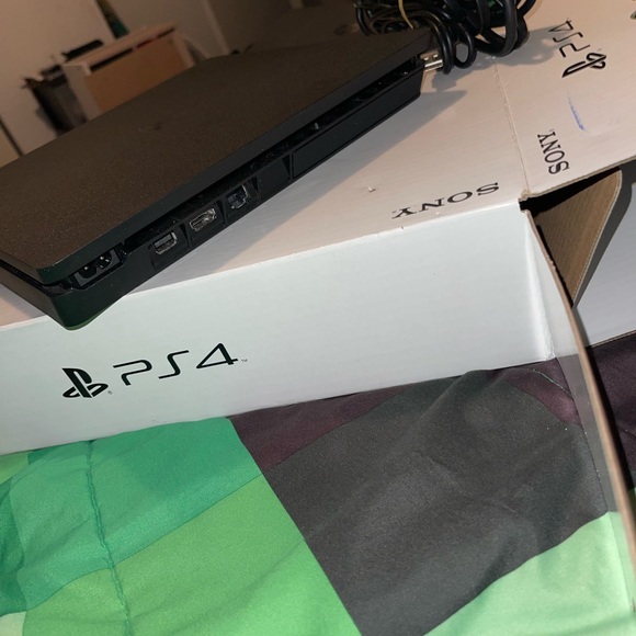 PlayStation 4 - Picture 6 of 7